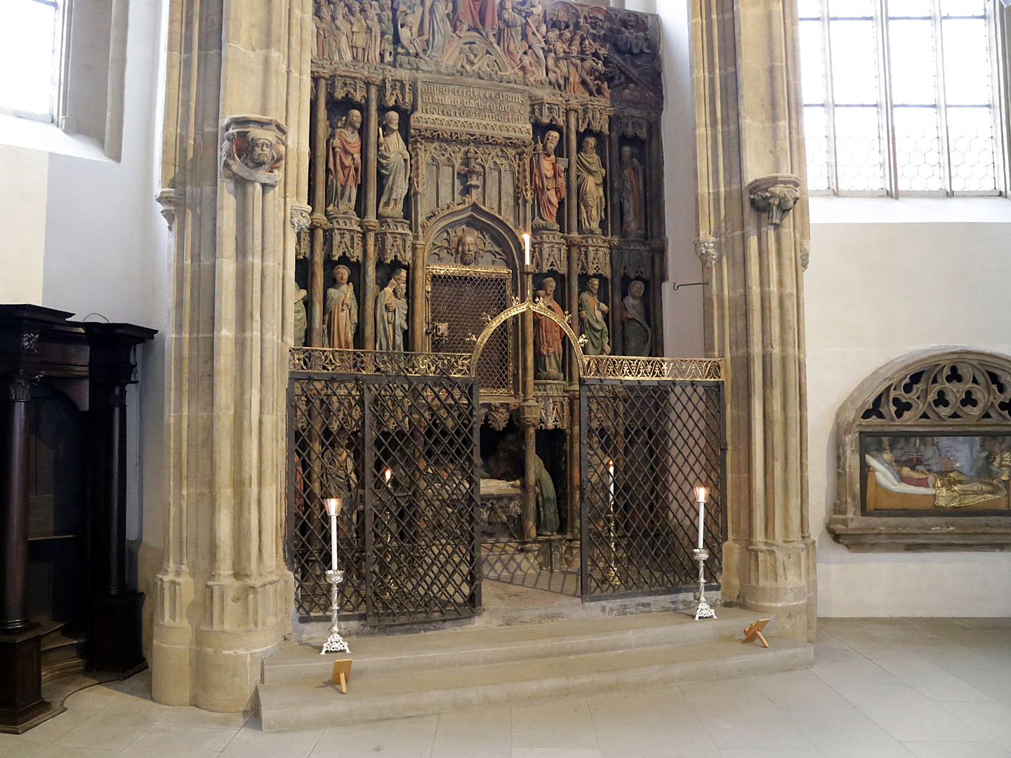 Das Sakramentshaus ist eine gotische Kostbarkeit mit Originalbemalung, u.a. ist die Grablegung Jesu Christi zu sehen.