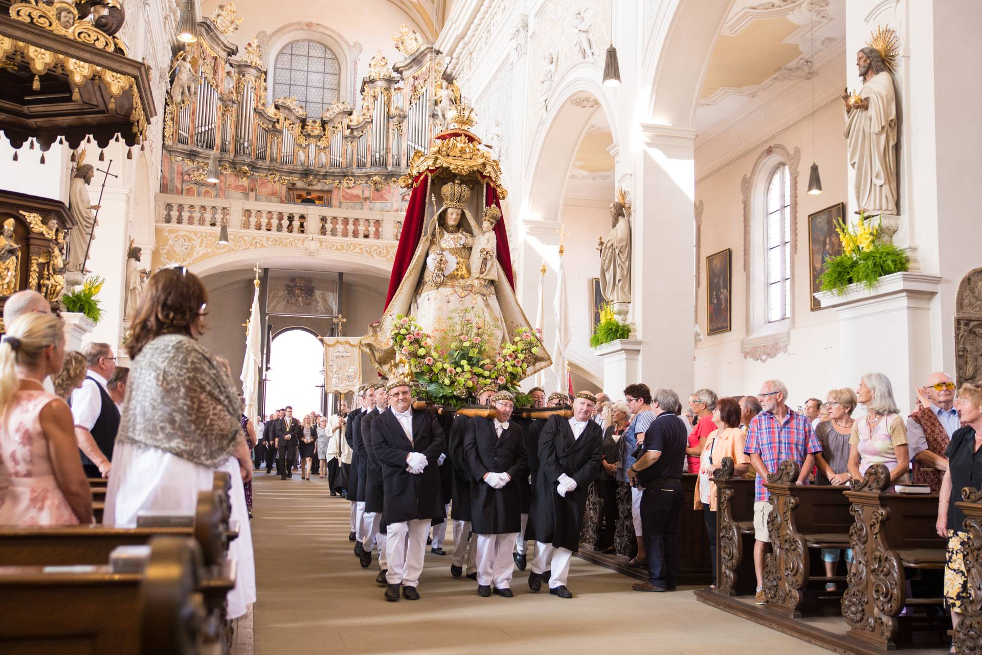 Das festlich geschmückte Gnadenbild wird bei der Prozession von 16 Häckern getragen.