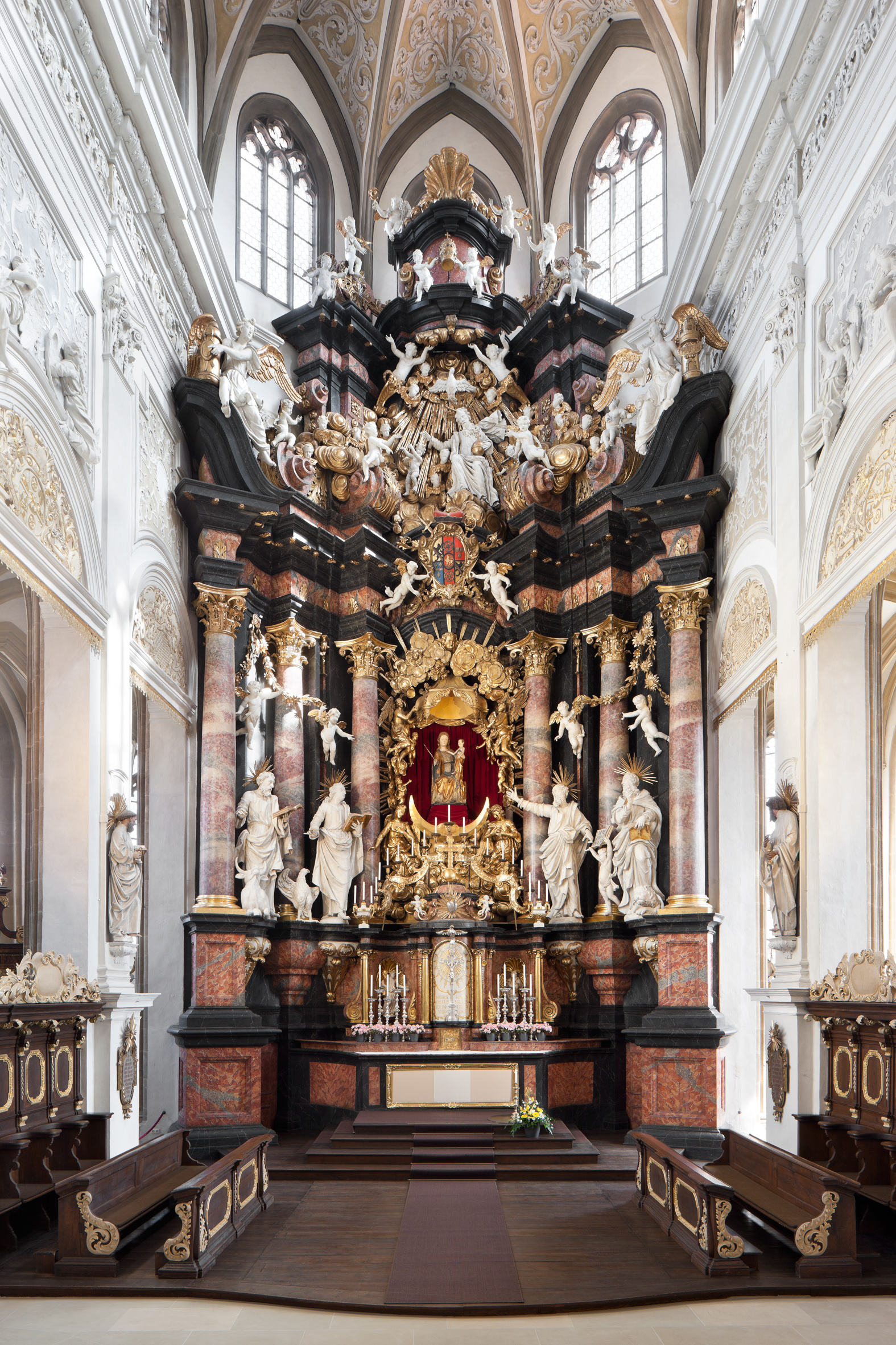 Der 1714 geweihte Hochaltar steht im mächtigen Hochchor der Pfarrkirche.