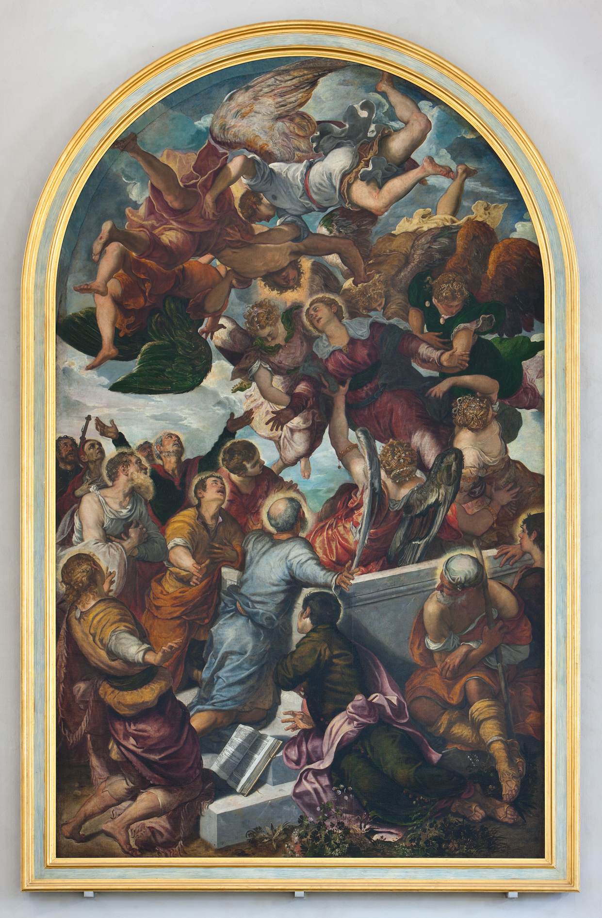 Die Himmelfahrt Marias ist ein kostbares Kunstwerk von Jacobo Tintoretto, entstanden zwischen 1550 und 1560, und zeigt mit großer Geste, wie Maria umgeben von den Aposteln von Engeln zum Himmel emporgehoben wird.